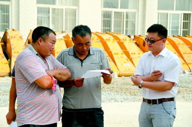 宏通集团举办首届二手挖掘机拍卖会